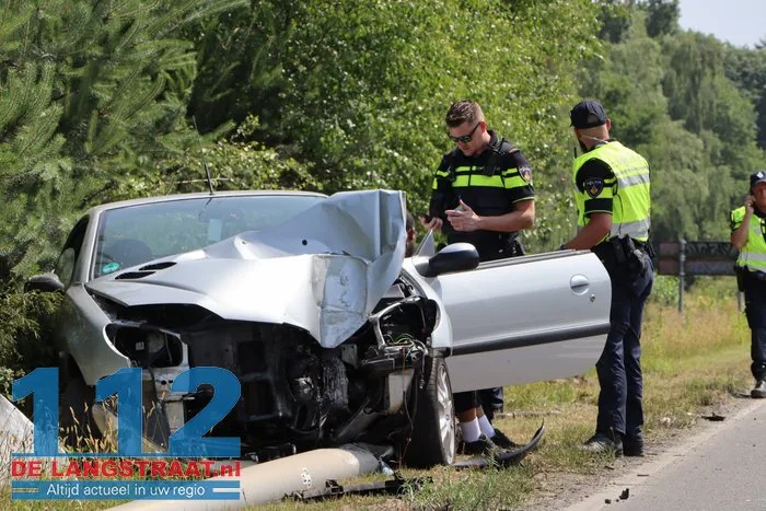 Automobilist valt in slaap achter stuur en botst frontaal op lantaarnpaal op N261 in Loon op Zand 112 De Langstraat