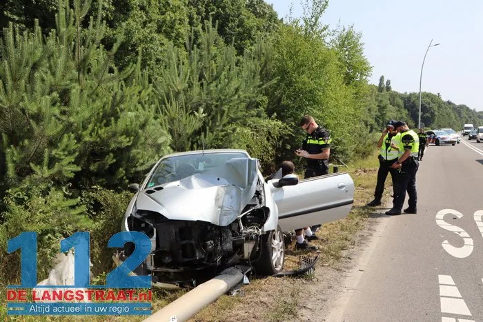Automobilist valt in slaap achter stuur en botst frontaal op lantaarnpaal op N261 in Loon op Zand 112 De Langstraat