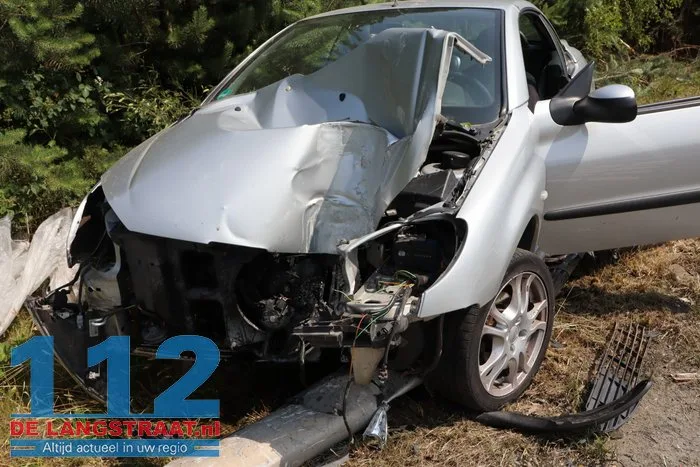 Automobilist valt in slaap achter stuur en botst frontaal op lantaarnpaal op N261 in Loon op Zand 112 De Langstraat
