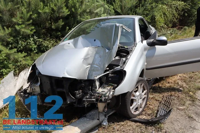 Automobilist valt in slaap achter stuur en botst frontaal op lantaarnpaal op N261 in Loon op Zand 112 De Langstraat