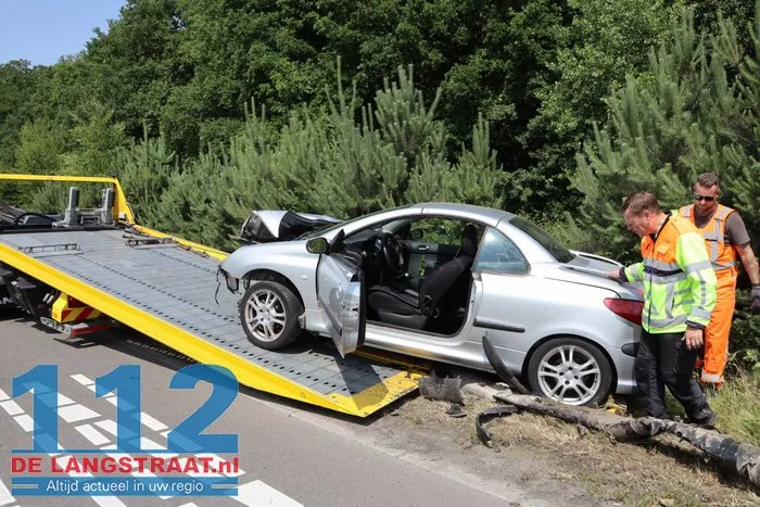 Automobilist valt in slaap achter stuur en botst frontaal op lantaarnpaal op N261 in Loon op Zand 112 De Langstraat
