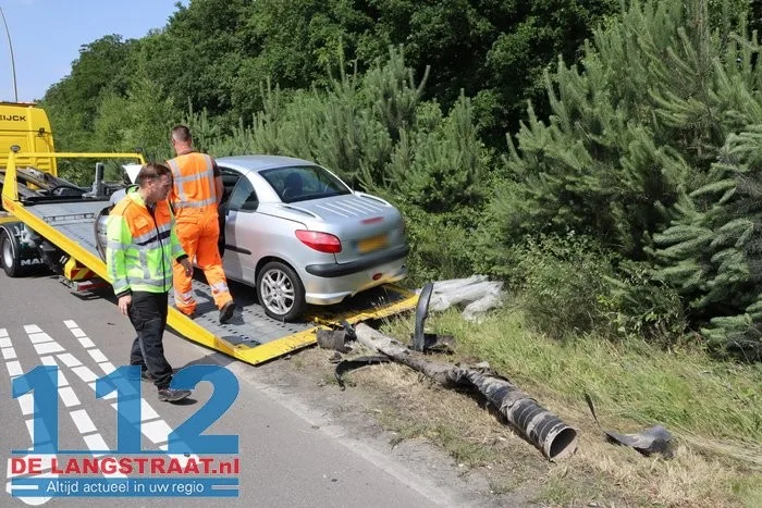 Automobilist valt in slaap achter stuur en botst frontaal op lantaarnpaal op N261 in Loon op Zand 112 De Langstraat