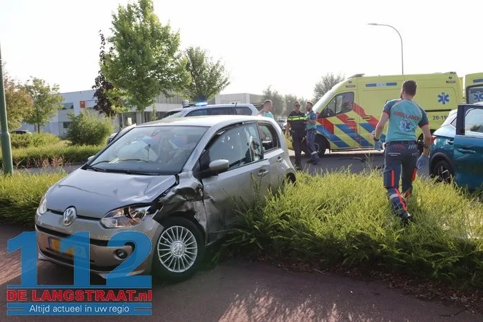 Vrouw gewond bij botsing tussen twee auto's aan Prof. Eykmanweg in Waalwijk 1 Vrouw gewond bij botsing tussen twee auto's aan Prof. Eykmanweg in Waalwijk 112 De Langstraat