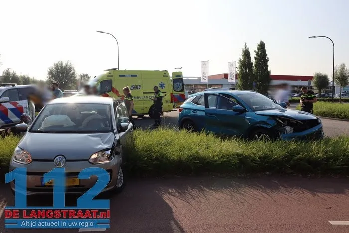 Vrouw gewond bij botsing tussen twee auto's aan Prof. Eykmanweg in Waalwijk 4 Vrouw gewond bij botsing tussen twee auto's aan Prof. Eykmanweg in Waalwijk 112 De Langstraat