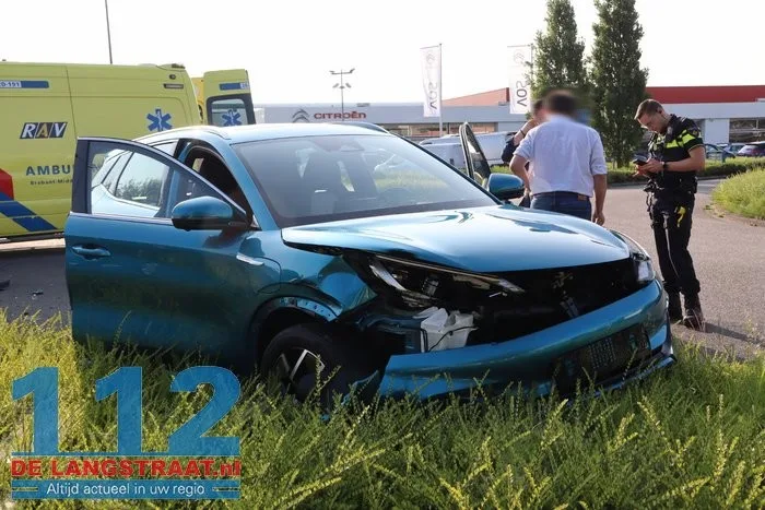 Vrouw gewond bij botsing tussen twee auto's aan Prof. Eykmanweg in Waalwijk 5 Vrouw gewond bij botsing tussen twee auto's aan Prof. Eykmanweg in Waalwijk 112 De Langstraat