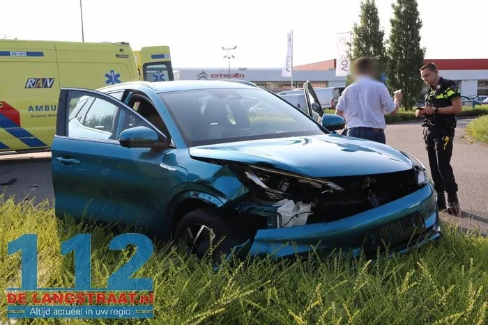 Vrouw gewond bij botsing tussen twee auto's aan Prof. Eykmanweg in Waalwijk 6 Vrouw gewond bij botsing tussen twee auto's aan Prof. Eykmanweg in Waalwijk 112 De Langstraat