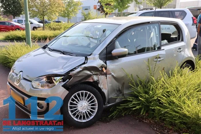 Vrouw gewond bij botsing tussen twee auto's aan Prof. Eykmanweg in Waalwijk 7 Vrouw gewond bij botsing tussen twee auto's aan Prof. Eykmanweg in Waalwijk 112 De Langstraat