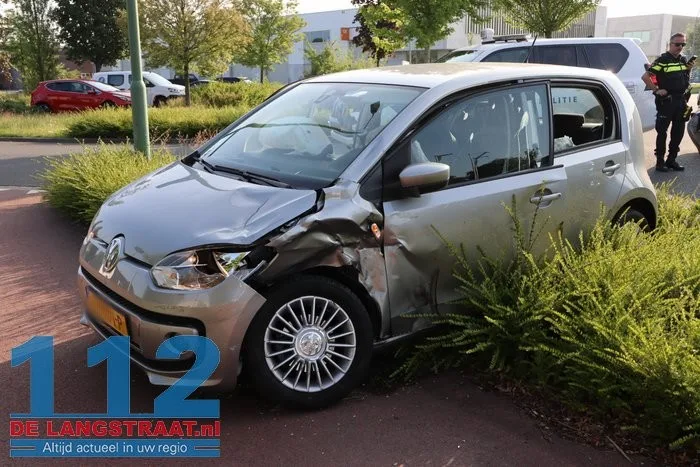 Vrouw gewond bij botsing tussen twee auto's aan Prof. Eykmanweg in Waalwijk 8 Vrouw gewond bij botsing tussen twee auto's aan Prof. Eykmanweg in Waalwijk 112 De Langstraat