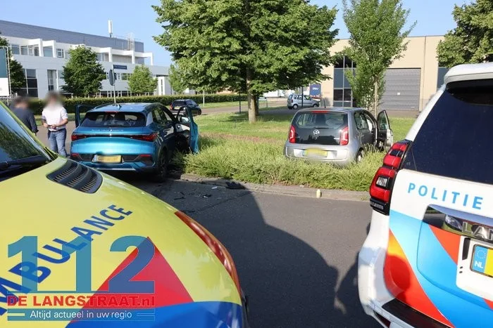 Vrouw gewond bij botsing tussen twee auto's aan Prof. Eykmanweg in Waalwijk 9 Vrouw gewond bij botsing tussen twee auto's aan Prof. Eykmanweg in Waalwijk 112 De Langstraat