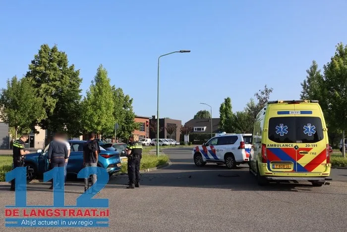Vrouw gewond bij botsing tussen twee auto's aan Prof. Eykmanweg in Waalwijk 10 Vrouw gewond bij botsing tussen twee auto's aan Prof. Eykmanweg in Waalwijk 112 De Langstraat