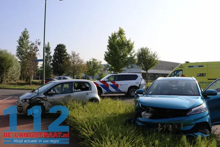 Vrouw gewond bij botsing tussen twee auto's aan Prof. Eykmanweg in Waalwijk 12 Vrouw gewond bij botsing tussen twee auto's aan Prof. Eykmanweg in Waalwijk 112 De Langstraat