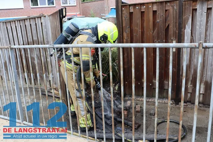 Schutting vat vlam tijdens middagje onkruidbranden 2 Schutting vat vlam tijdens middagje onkruidbranden 112 De Langstraat