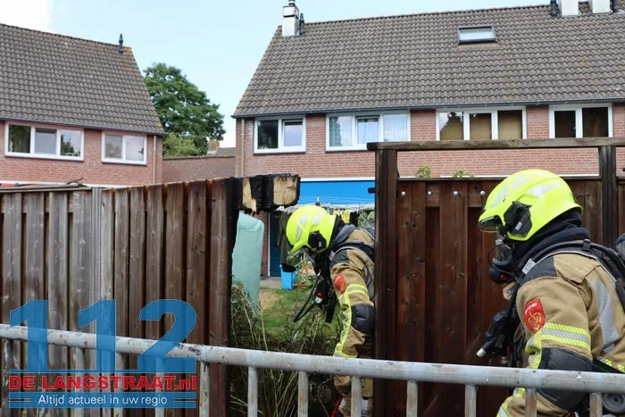 Schutting vat vlam tijdens middagje onkruidbranden 6 Schutting vat vlam tijdens middagje onkruidbranden 112 De Langstraat