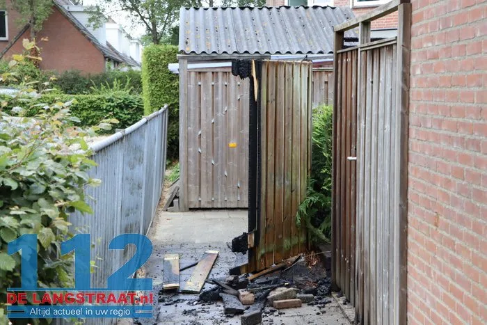 Schutting vat vlam tijdens middagje onkruidbranden 14 Schutting vat vlam tijdens middagje onkruidbranden 112 De Langstraat