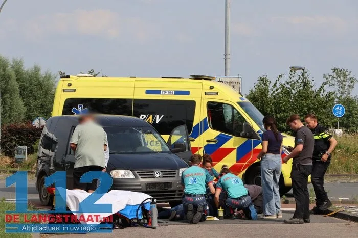 Auto schept fietser op rotonde Sprang-Capelle 1 Auto schept fietser op rotonde Sprang-Capelle 112 De Langstraat
