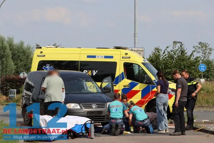 Auto schept fietser op rotonde Sprang-Capelle 2 Auto schept fietser op rotonde Sprang-Capelle 112 De Langstraat