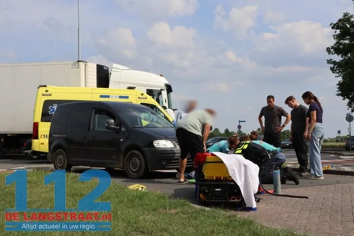 Auto schept fietser op rotonde Sprang-Capelle 3 Auto schept fietser op rotonde Sprang-Capelle 112 De Langstraat