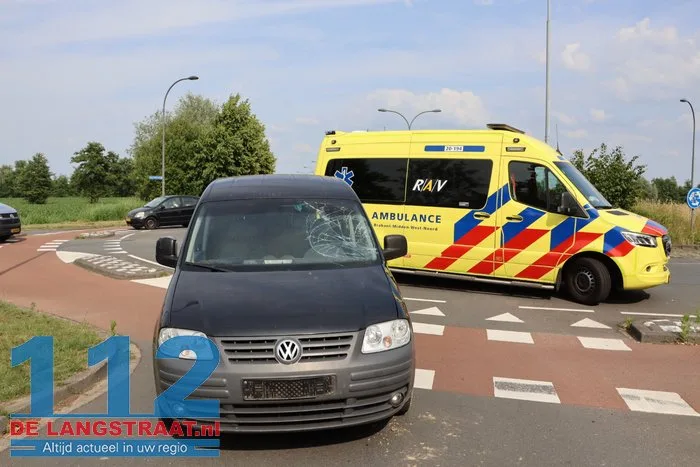 Auto schept fietser op rotonde Sprang-Capelle 7 Auto schept fietser op rotonde Sprang-Capelle 112 De Langstraat