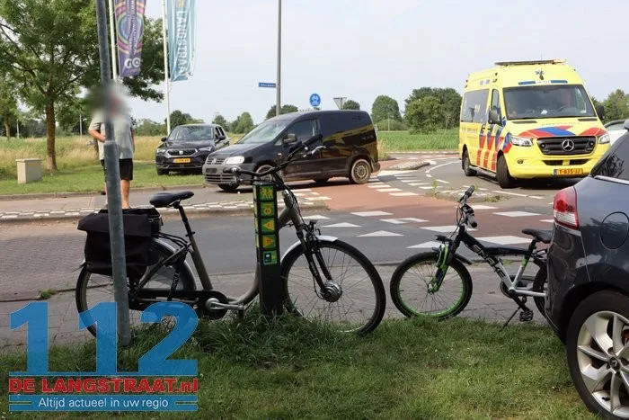 Auto schept fietser op rotonde Sprang-Capelle 11 Auto schept fietser op rotonde Sprang-Capelle 112 De Langstraat