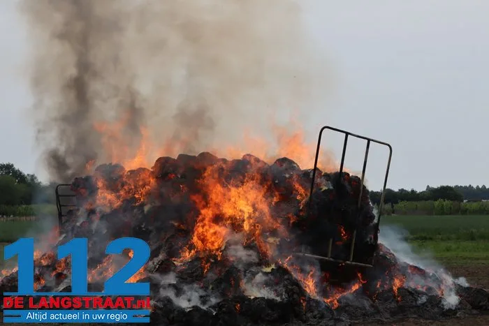 280 hooibalen in brand op rijdende aanhanger bij De Moer 2 280 hooibalen in brand op rijdende aanhanger bij De Moer 112 De Langstraat