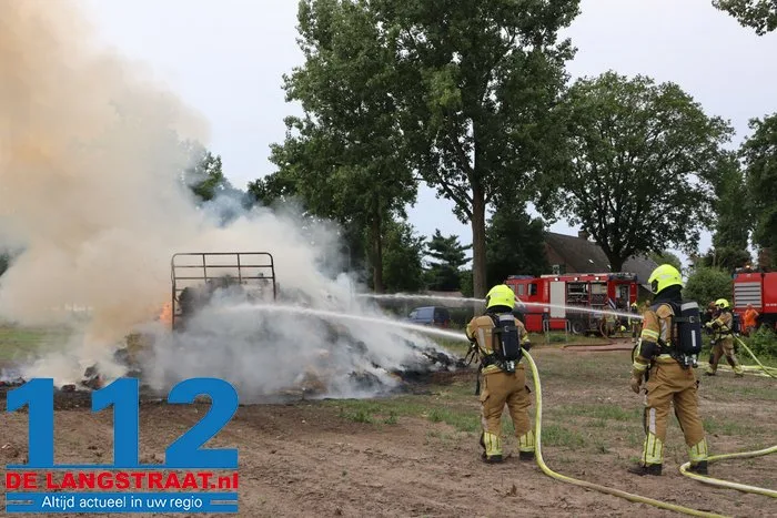 280 hooibalen in brand op rijdende aanhanger bij De Moer 15 280 hooibalen in brand op rijdende aanhanger bij De Moer 112 De Langstraat