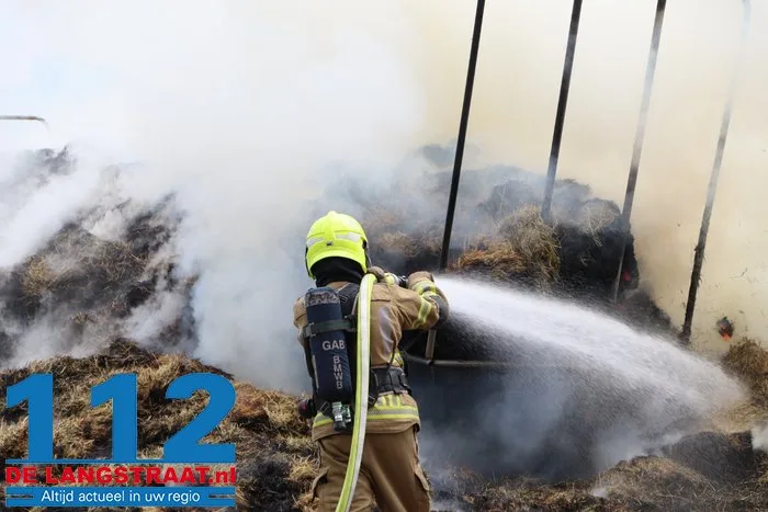 280 hooibalen in brand op rijdende aanhanger bij De Moer 16 280 hooibalen in brand op rijdende aanhanger bij De Moer 112 De Langstraat