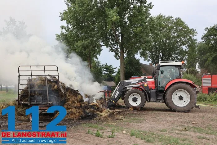 280 hooibalen in brand op rijdende aanhanger bij De Moer 18 280 hooibalen in brand op rijdende aanhanger bij De Moer 112 De Langstraat