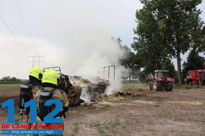 280 hooibalen in brand op rijdende aanhanger bij De Moer 19 280 hooibalen in brand op rijdende aanhanger bij De Moer 112 De Langstraat