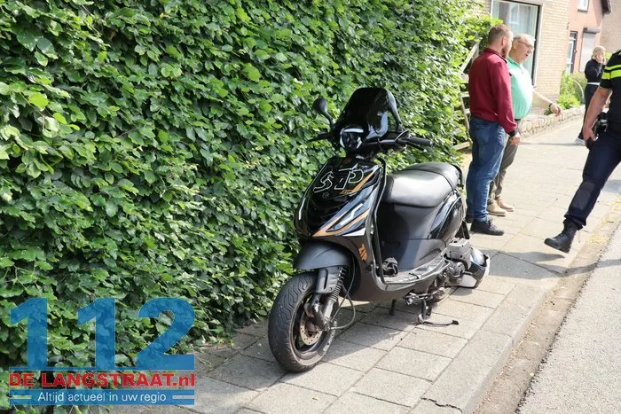 Scooterrijder raakt gewond door botsing achterop remmende auto 5 Scooterrijder raakt gewond door botsing achterop remmende auto 112 De Langstraat
