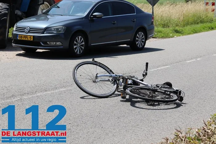 Fietser belandt op voorruit van auto bij aanrijding in Oudheusden en raakt gewond 1 Fietser belandt op voorruit van auto bij aanrijding in Oudheusden en raakt gewond 112 De Langstraat