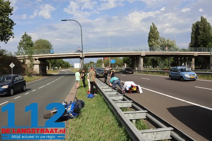 Motorrijder zwaargewond na botsing tegen viaductrand: slachtoffer belandt op de A59 4 Motorrijder zwaargewond na botsing tegen viaductrand: slachtoffer belandt op de A59 112 De Langstraat