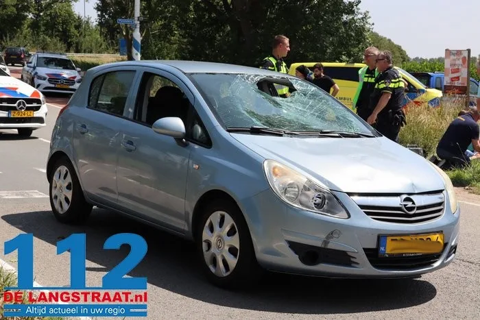 Fietser belandt op voorruit van auto bij aanrijding in Oudheusden en raakt gewond 5 Fietser belandt op voorruit van auto bij aanrijding in Oudheusden en raakt gewond 112 De Langstraat