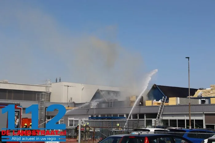 Grote brand bij fabriek van bakkerij Daelmans in Nieuwkuijk: pand ontruimd 8 Grote brand bij fabriek van bakkerij Daelmans in Nieuwkuijk: pand ontruimd 112 De Langstraat