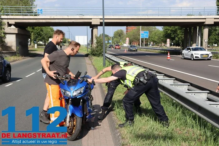 Motorrijder zwaargewond na botsing tegen viaductrand: slachtoffer belandt op de A59 20 Motorrijder zwaargewond na botsing tegen viaductrand: slachtoffer belandt op de A59 112 De Langstraat