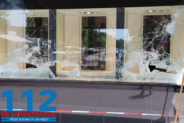 Brute inbraak bij juwelier in Drunen: daders slaan ruiten in en vluchten met de buit 2 Brute inbraak bij juwelier in Drunen: daders slaan ruiten in en vluchten met de buit 112 De Langstraat
