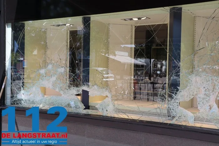Brute inbraak bij juwelier in Drunen: daders slaan ruiten in en vluchten met de buit 3 Brute inbraak bij juwelier in Drunen: daders slaan ruiten in en vluchten met de buit 112 De Langstraat