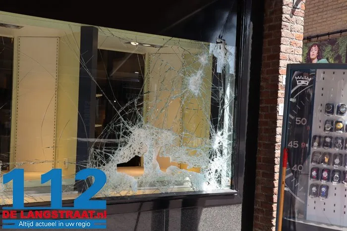 Brute inbraak bij juwelier in Drunen: daders slaan ruiten in en vluchten met de buit 4 Brute inbraak bij juwelier in Drunen: daders slaan ruiten in en vluchten met de buit 112 De Langstraat