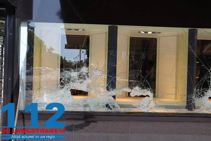 Brute inbraak bij juwelier in Drunen: daders slaan ruiten in en vluchten met de buit 5 Brute inbraak bij juwelier in Drunen: daders slaan ruiten in en vluchten met de buit 112 De Langstraat