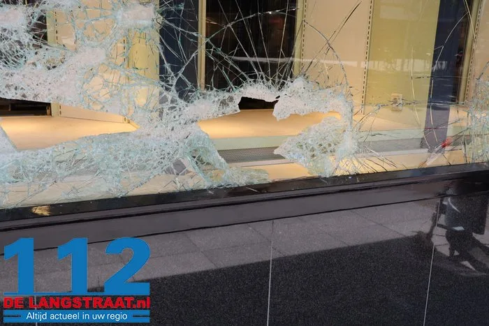 Brute inbraak bij juwelier in Drunen: daders slaan ruiten in en vluchten met de buit 6 Brute inbraak bij juwelier in Drunen: daders slaan ruiten in en vluchten met de buit 112 De Langstraat