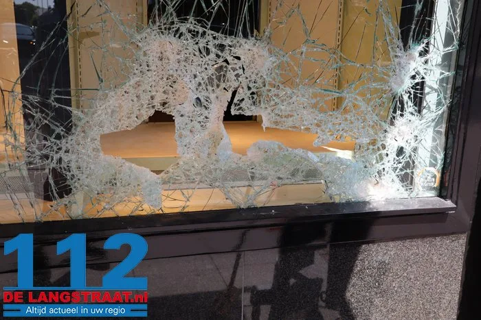 Brute inbraak bij juwelier in Drunen: daders slaan ruiten in en vluchten met de buit 7 Brute inbraak bij juwelier in Drunen: daders slaan ruiten in en vluchten met de buit 112 De Langstraat