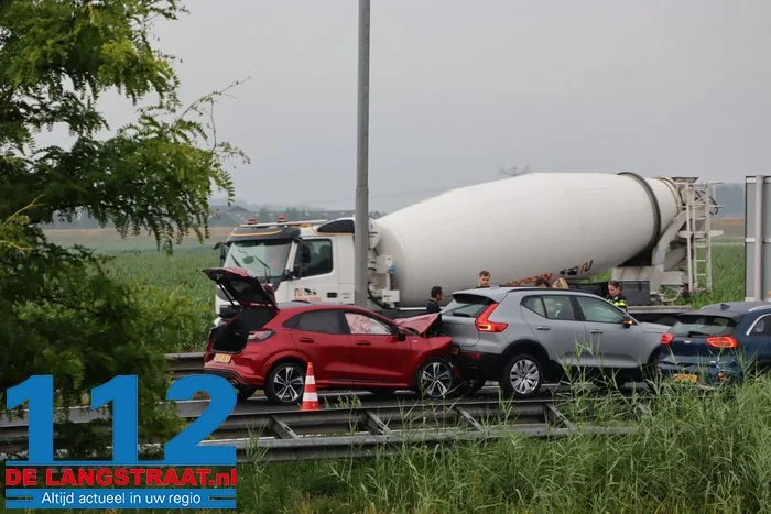 Vier auto’s botsen op elkaar op A59 bij Waalwijk, verkeer richting Den Bosch omgeleid 1 Vier auto’s botsen op elkaar op A59 bij Waalwijk, verkeer richting Den Bosch omgeleid 112 De Langstraat