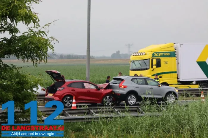 Vier auto’s botsen op elkaar op A59 bij Waalwijk, verkeer richting Den Bosch omgeleid 2 Vier auto’s botsen op elkaar op A59 bij Waalwijk, verkeer richting Den Bosch omgeleid 112 De Langstraat