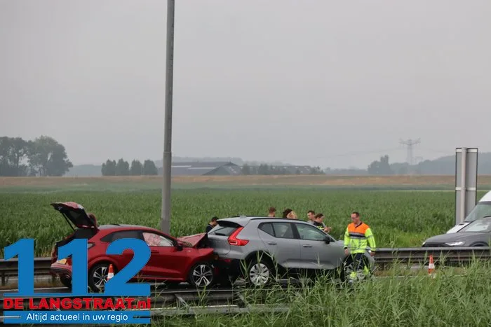 Vier auto’s botsen op elkaar op A59 bij Waalwijk, verkeer richting Den Bosch omgeleid 3 Vier auto’s botsen op elkaar op A59 bij Waalwijk, verkeer richting Den Bosch omgeleid 112 De Langstraat
