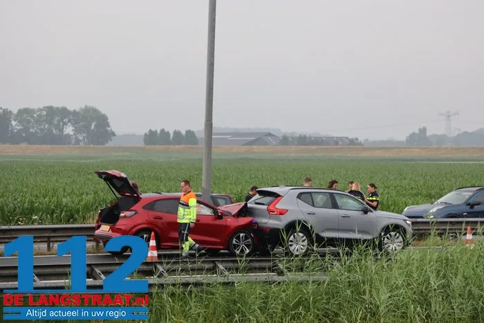 Vier auto’s botsen op elkaar op A59 bij Waalwijk, verkeer richting Den Bosch omgeleid 4 Vier auto’s botsen op elkaar op A59 bij Waalwijk, verkeer richting Den Bosch omgeleid 112 De Langstraat