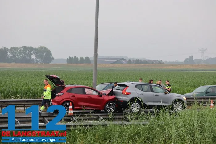 Vier auto’s botsen op elkaar op A59 bij Waalwijk, verkeer richting Den Bosch omgeleid 5 Vier auto’s botsen op elkaar op A59 bij Waalwijk, verkeer richting Den Bosch omgeleid 112 De Langstraat