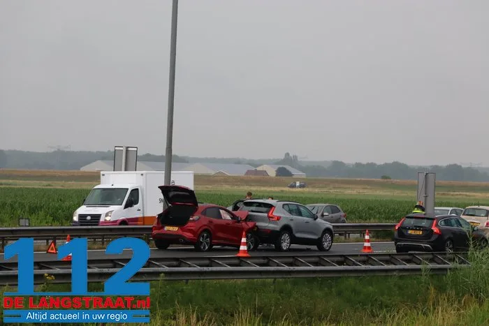 Vier auto’s botsen op elkaar op A59 bij Waalwijk, verkeer richting Den Bosch omgeleid 6 Vier auto’s botsen op elkaar op A59 bij Waalwijk, verkeer richting Den Bosch omgeleid 112 De Langstraat