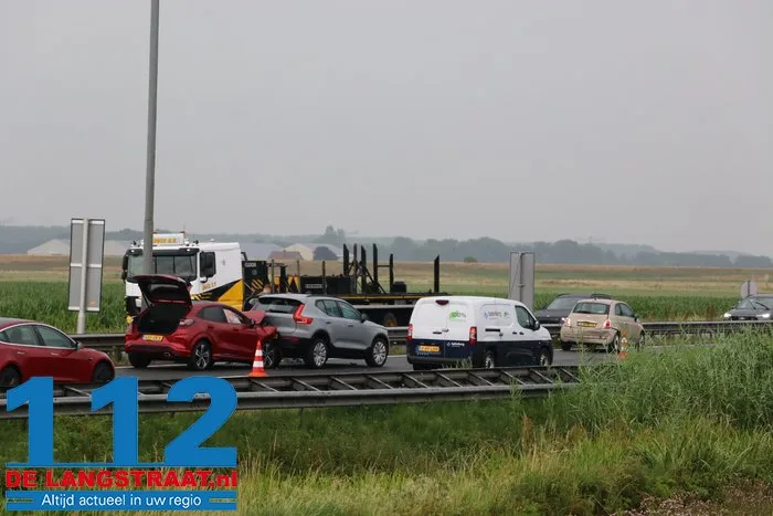 Vier auto’s botsen op elkaar op A59 bij Waalwijk, verkeer richting Den Bosch omgeleid 7 Vier auto’s botsen op elkaar op A59 bij Waalwijk, verkeer richting Den Bosch omgeleid 112 De Langstraat