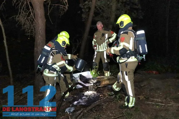 Kleine bosbrand tussen park De Efteling en Bosrijk snel geblust Kaatsheuvel 10 Kleine bosbrand tussen park De Efteling en Bosrijk snel geblust Kaatsheuvel 112 De Langstraat
