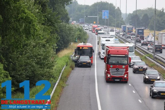 Buspassagiers gestrand na botsing met auto op de A59 bij Elshout: Arriva stuurt nieuw vervoer 1 Buspassagiers gestrand na botsing met auto op de A59 bij Elshout: Arriva stuurt nieuw vervoer 112 De Langstraat