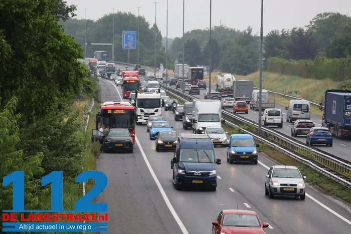 Buspassagiers gestrand na botsing met auto op de A59 bij Elshout: Arriva stuurt nieuw vervoer 2 Buspassagiers gestrand na botsing met auto op de A59 bij Elshout: Arriva stuurt nieuw vervoer 112 De Langstraat